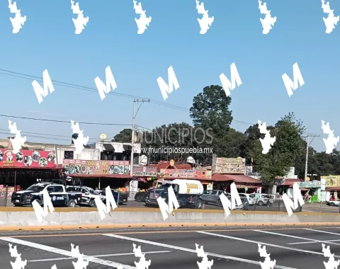 Aseguran a dos sujetos a bordo de una pipa cargada con combustible en Tlahuapan.