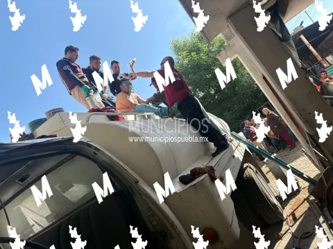 Rescatan a dos hombres tras intoxicarse mientras pintaban pipa en Huejotzingo.