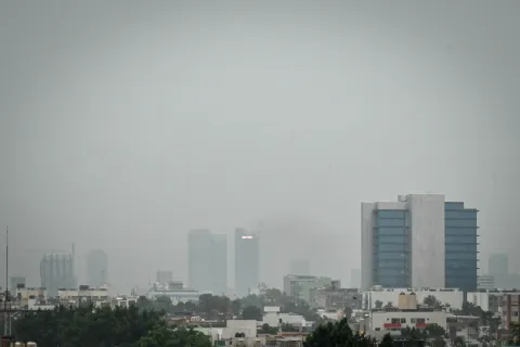 Por más de un día se mantiene la contingencia ambiental.