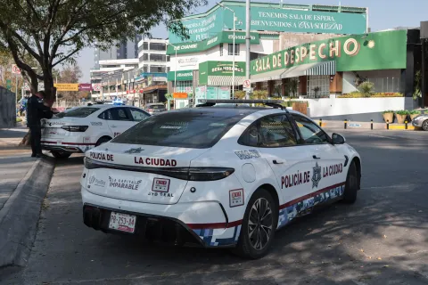 Permanecen cuerpos de seguridad en la calle Osa Mayor en Puebla.
