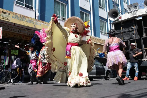 Se presentan Huehues del Barrio de Xonaca en el Centro Histórico de Puebla.