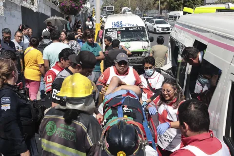 Chocan dos unidades de la ruta 6 en Calzada Zaragoza: múltiples lesionados.