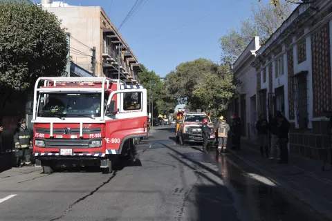 Se registra incendio en un inmueble del Centro Histórico de Puebla.