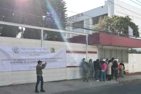 Sindicato se manifiesta y bloquean la sede de Agricultura y Desarrollo en Puebla.