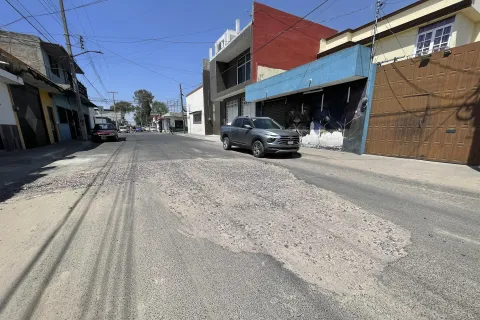 Autoridades solo rellenan socavón de la 68 Poniente en Puebla.