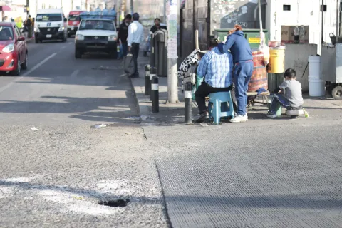 Diminuto socavón alerta autoridades cerca del Mercado de Sabores en Puebla.