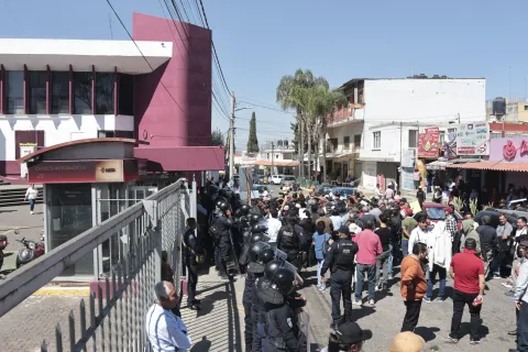 Transportistas incumplidos cierran la vialidad y exigen diálogo en la Secretaría de Movilidad.