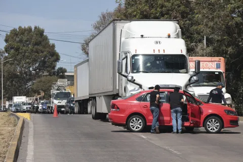 Camión impacta automóvil y queda atravesado en la Carretera Federal Puebla-Tehuacán.