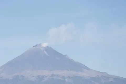 Volcán Popocatépetl en calma y cielos despejados en Puebla.