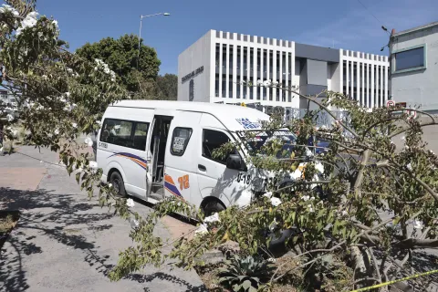 Percance vial Ruta 72 en el camellón frente al Congreso del Estado de Puebla.