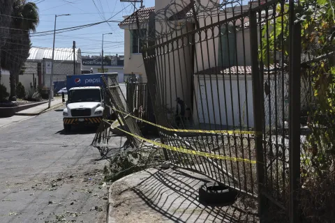 Impacta camión de Pepsi en reja del Fraccionamiento Camino Real en Puebla.