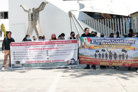 Maestros se manifiestan en la zona de la SEP en Puebla.