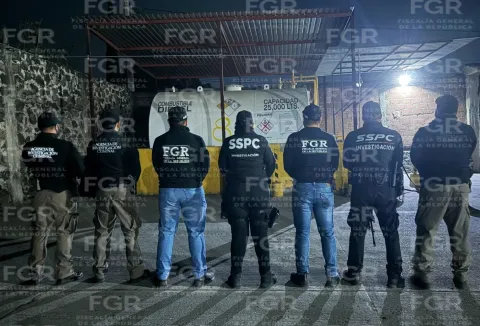 En cateo, FGR asegura inmueble e hidrocarburo en Jiutepec, Morelos.