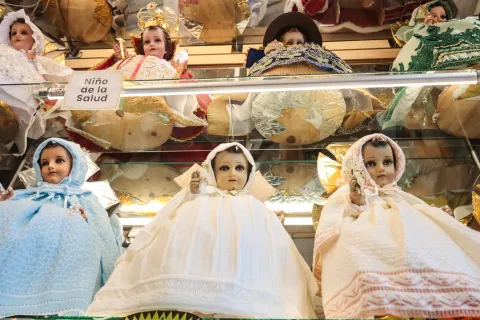 Venta de ropones para Niños Dios previo al Día de la Candelaria.