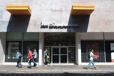Refuerzan seguridad en tienda departamental Sanborns del Centro Histórico de Puebla.