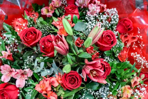 Floristas del mercado "La Acocota" en Puebla se preparan para el 14 de febrero.