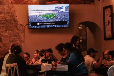 Restaurantes en Puebla transmiten el Super Bowl LX.
