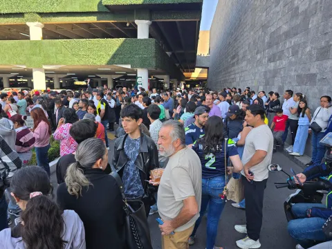 Personas evacuan por la alerta sísmica el Centro Comercial Angelópolis.