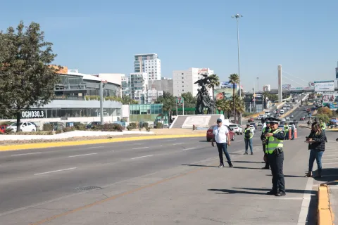 Continúan operativos de la SMT para revisar taxis y transporte que no cumplieron con la revista vehicular.