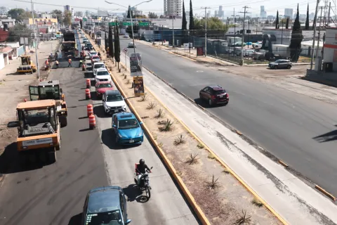 Hay trabajos de rehabilitación en el bulevar Atlixco de Puebla.