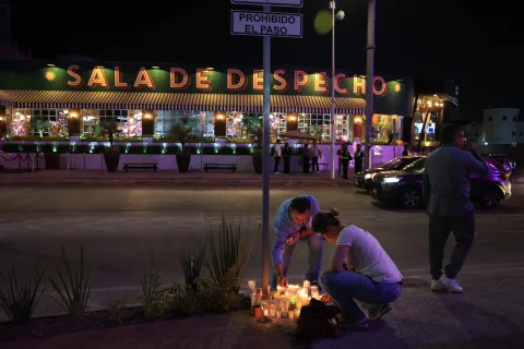 Colocan velas en memoria de víctimas del bar Sala de Despecho.