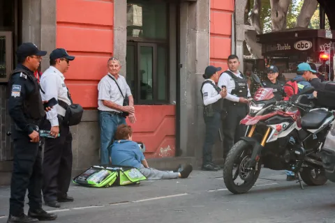 Dos adultos mayores fueron atropellados en Av. Juan de Palafox y Mendoza en Centro Histórico de Puebla.