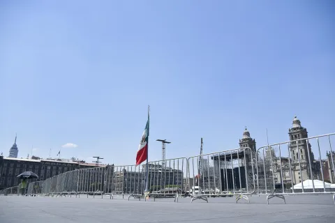Colocan vallas en el Zócalo de la CDMX para el concierto de Shakira.