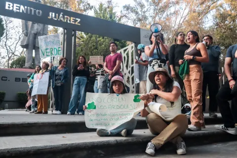 Ambientalistas protestan por instalación de Cablebús en el Parque Juárez.