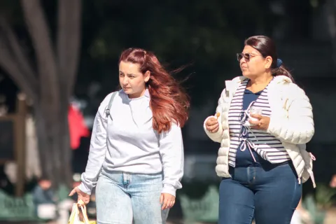 Tarde friolenta en Puebla, personas andan bien abrigadas.