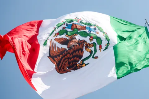 Izan al revés la Bandera de México en el Parque de la Bandera en Puebla.