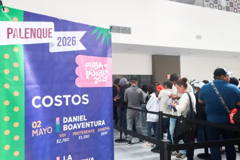 Poblanos hacen fila para adquirir un boleto en el Palenque de la Feria de Puebla 2026.