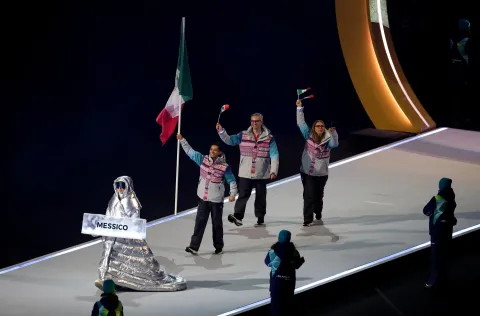 Delegación mexicana desfila en histórica ceremonia inaugural de Milano Cortina 2026.