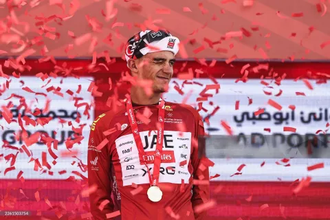 Isaac del Toro conquista el Tour de los Emiratos Árabes Unidos.