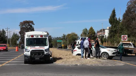 Accidente entre camionetas deja personas lesionadas en la Tlaxcala-Texmelucan.