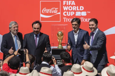Arriba a México la Copa del Mundo de Futbol.