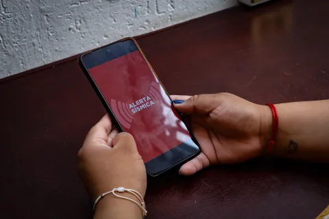 CRT invita a la población a participar en la consulta pública para modificar el mensaje de alerta en celulares.