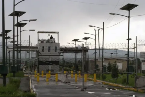 Un convoy traslada a detenidos de la FEMDO al Penal del Altiplano.