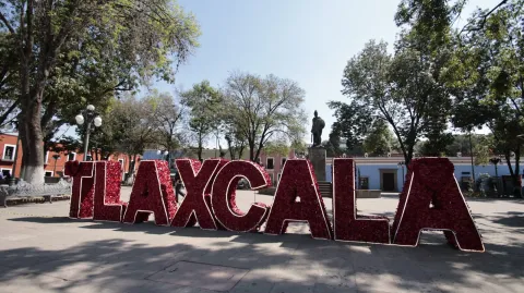 El ambiente de San Valentín comienza a sentirse en el zócalo de Tlaxcala.