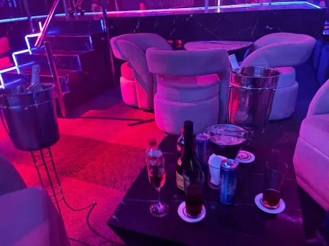 Joven cae en el interior del Elixir Mens Club en Puebla y pierde la vida.