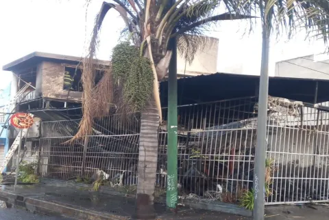 Se registró un fuerte incendio en un inmueble de la alcaldía Gustavo A. Madero, en la Ciudad de México (CDMX), donde no se reportaron víctimas mortales.