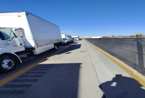 Desesperante, volcadura de tráiler paraliza la autopista Puebla-Orizaba.