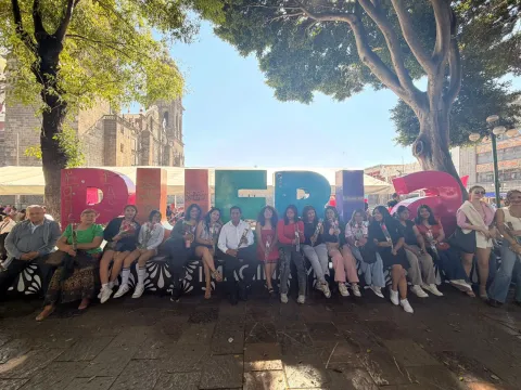 Raymundo Atanacio se promociona en Puebla este 14 de febrero entregando flores.