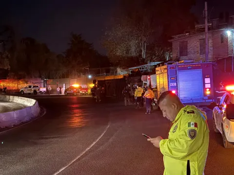 Sobre Viaducto Tlalpan en la CDMX vuelva un tráiler con abarrotes.