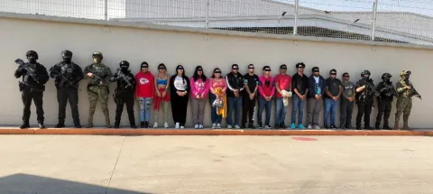 Tras ejecutar 13 cateos en Veracruz, Autoridades Federales liberan a una persona privada de la libertad y detienen a 14 personas.