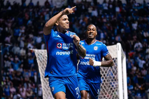 Cruz Azul derrotó 2-1 a Chivas y le quitó el invicto.