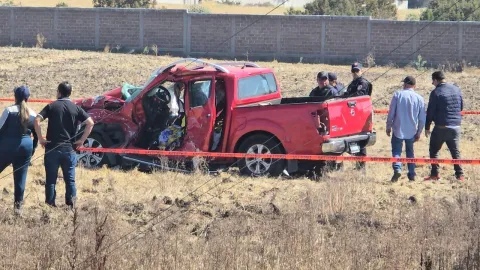 Muere mujer tras choque entre autobús y camioneta en la Tlaxco-Apan.