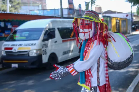 Con música y un traje artesanal, Pedro trabaja en semáforos de Tlaxcala.