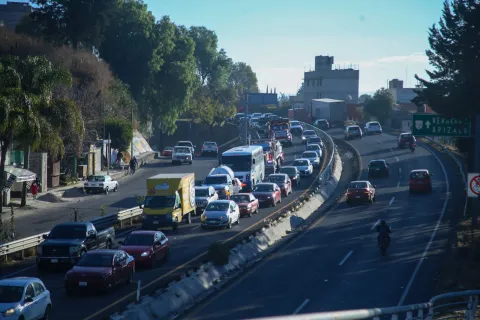 Tránsito detenido en la carretera Apizaco–Tlaxcala por incidente vial.