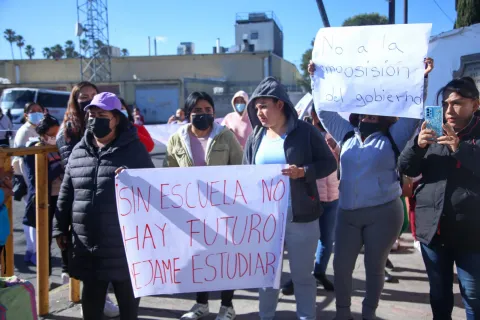 Cierre de primaria desata protesta y bloqueo vial en Tlaxcala.