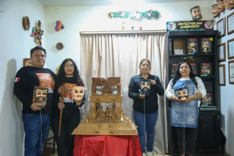 Tallado de madera con sello femenino en la tradición de la familia Molina Sarmiento.